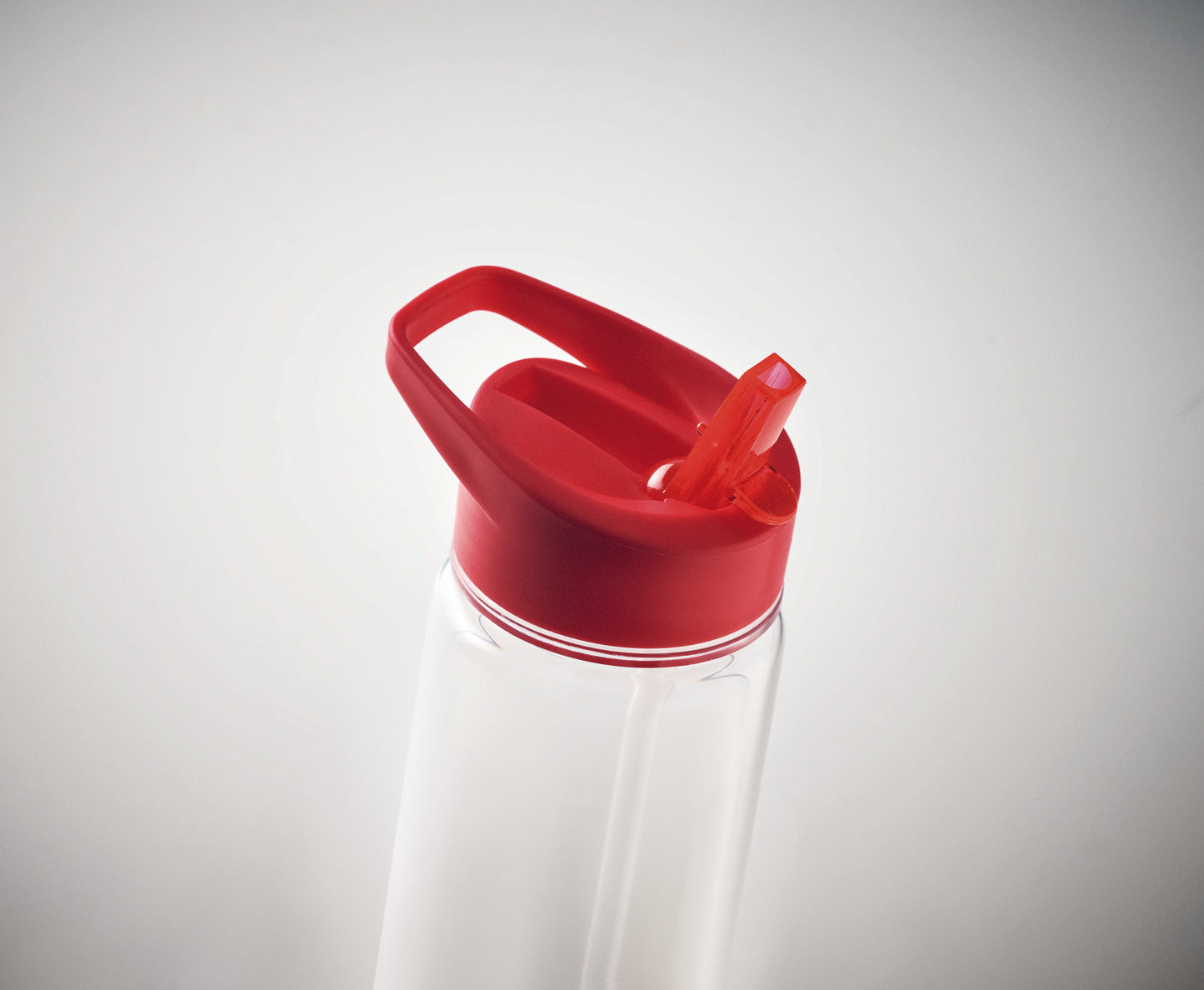 Trinkflasche aus RPET. Klappbares Mundstück aus PP mit Trinkhalm. Füllmenge: 650ml. Nicht