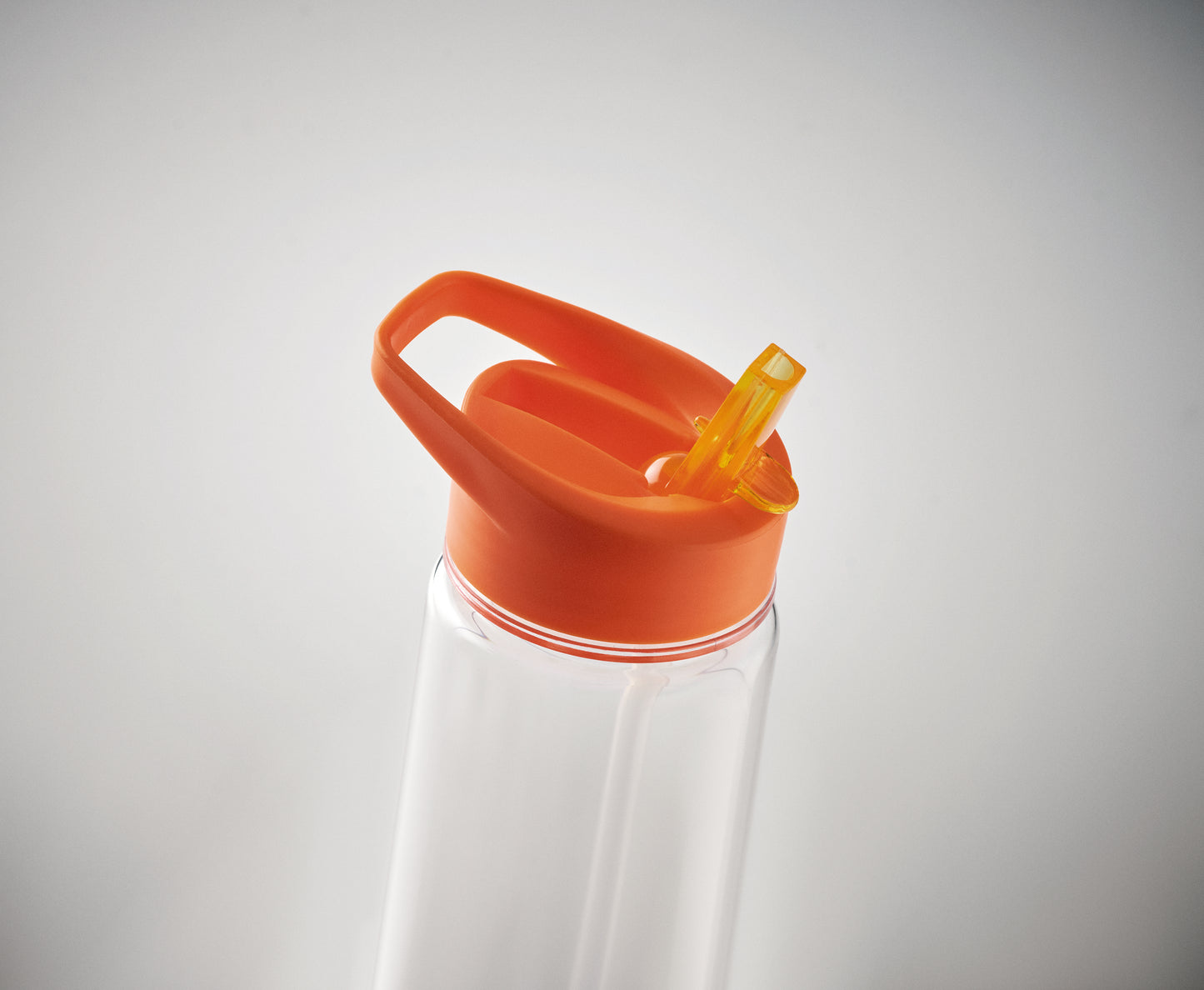 Trinkflasche aus RPET. Klappbares Mundstück aus PP mit Trinkhalm. Füllmenge: 650ml. Nicht