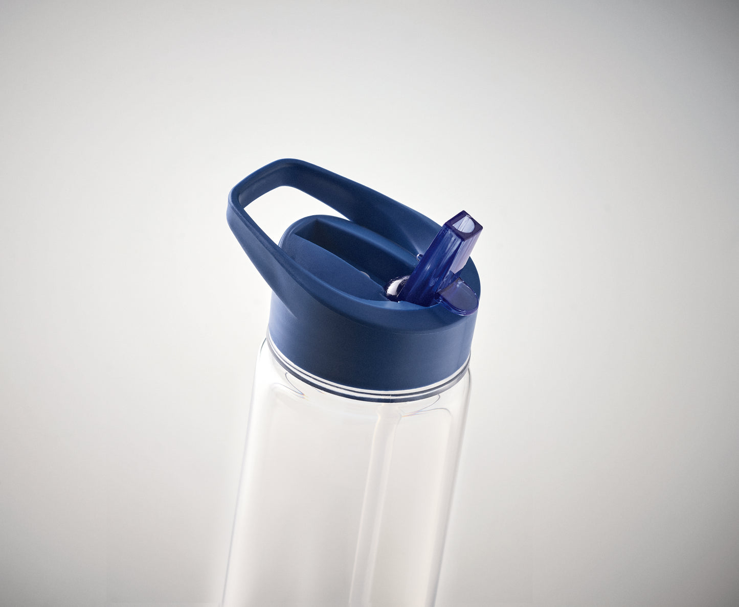 Trinkflasche aus RPET. Klappbares Mundstück aus PP mit Trinkhalm. Füllmenge: 650ml. Nicht