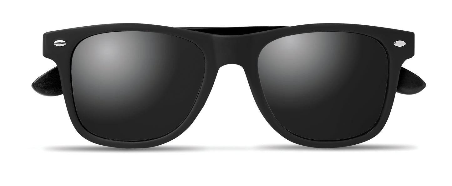 Sonnenbrille mit schwarz beschichteten Bügeln aus Bambus. Rundum verspiegelte Gläser. UV400-Schutz. Bambus