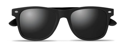 Sonnenbrille mit schwarz beschichteten Bügeln aus Bambus. Rundum verspiegelte Gläser. UV400-Schutz. Bambus