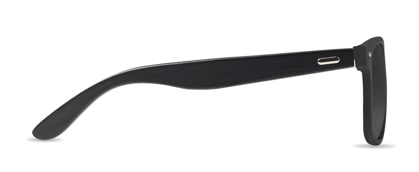 Sonnenbrille mit schwarz beschichteten Bügeln aus Bambus. Rundum verspiegelte Gläser. UV400-Schutz. Bambus