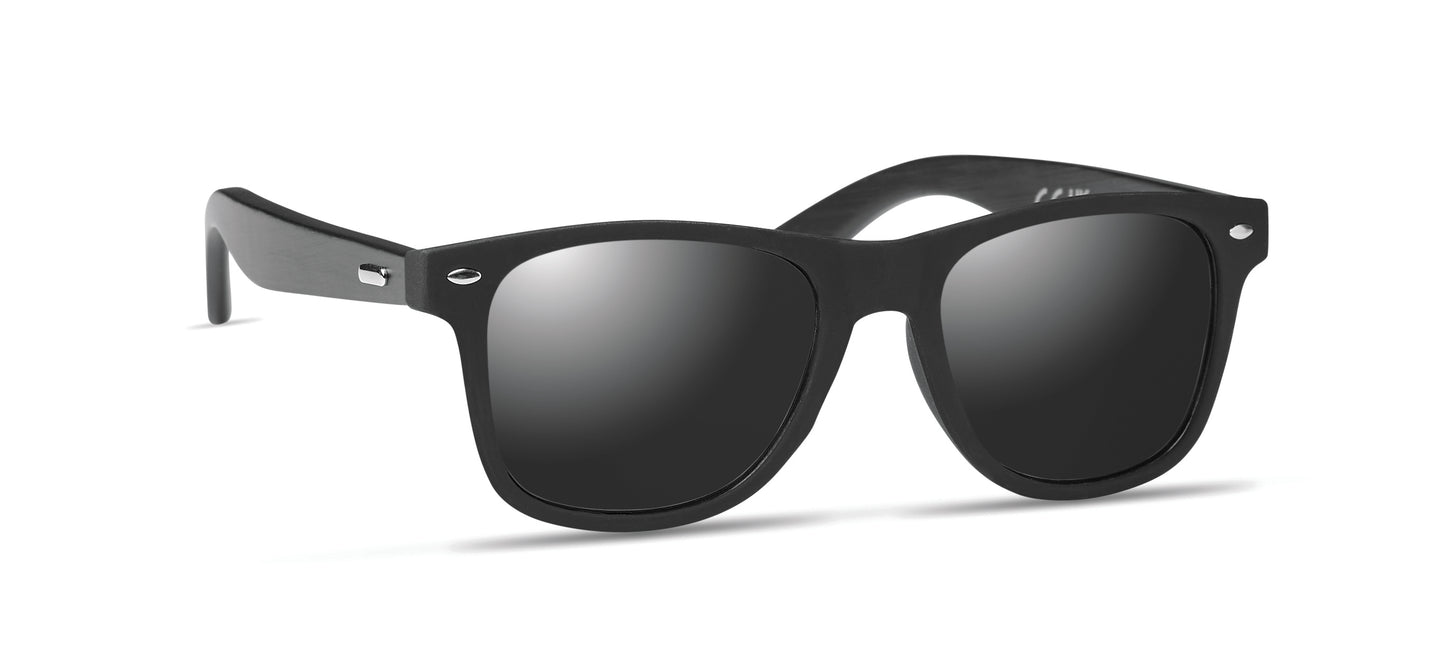 Sonnenbrille mit schwarz beschichteten Bügeln aus Bambus. Rundum verspiegelte Gläser. UV400-Schutz. Bambus