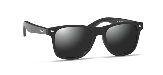 Sonnenbrille mit schwarz beschichteten Bügeln aus Bambus. Rundum verspiegelte Gläser. UV400-Schutz. Bambus