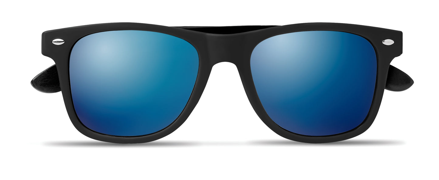 Sonnenbrille mit schwarz beschichteten Bügeln aus Bambus. Rundum verspiegelte Gläser. UV400-Schutz. Bambus