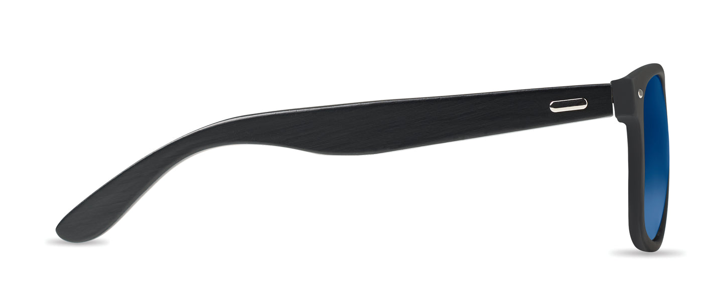 Sonnenbrille mit schwarz beschichteten Bügeln aus Bambus. Rundum verspiegelte Gläser. UV400-Schutz. Bambus