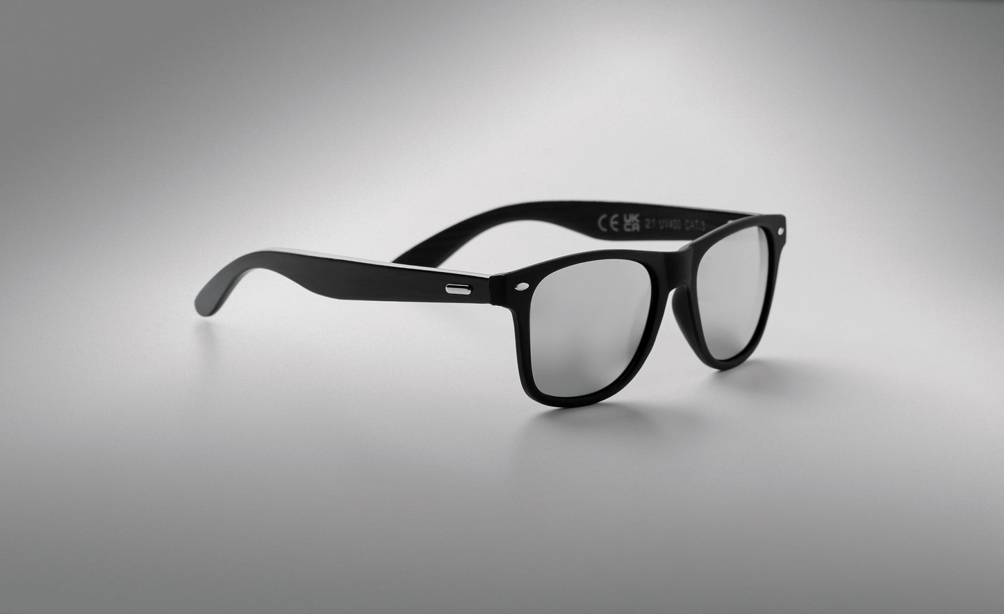 Sonnenbrille mit schwarz beschichteten Bügeln aus Bambus. Rundum verspiegelte Gläser. UV400-Schutz. Bambus