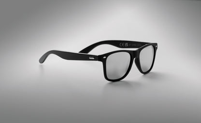 Sonnenbrille mit schwarz beschichteten Bügeln aus Bambus. Rundum verspiegelte Gläser. UV400-Schutz. Bambus