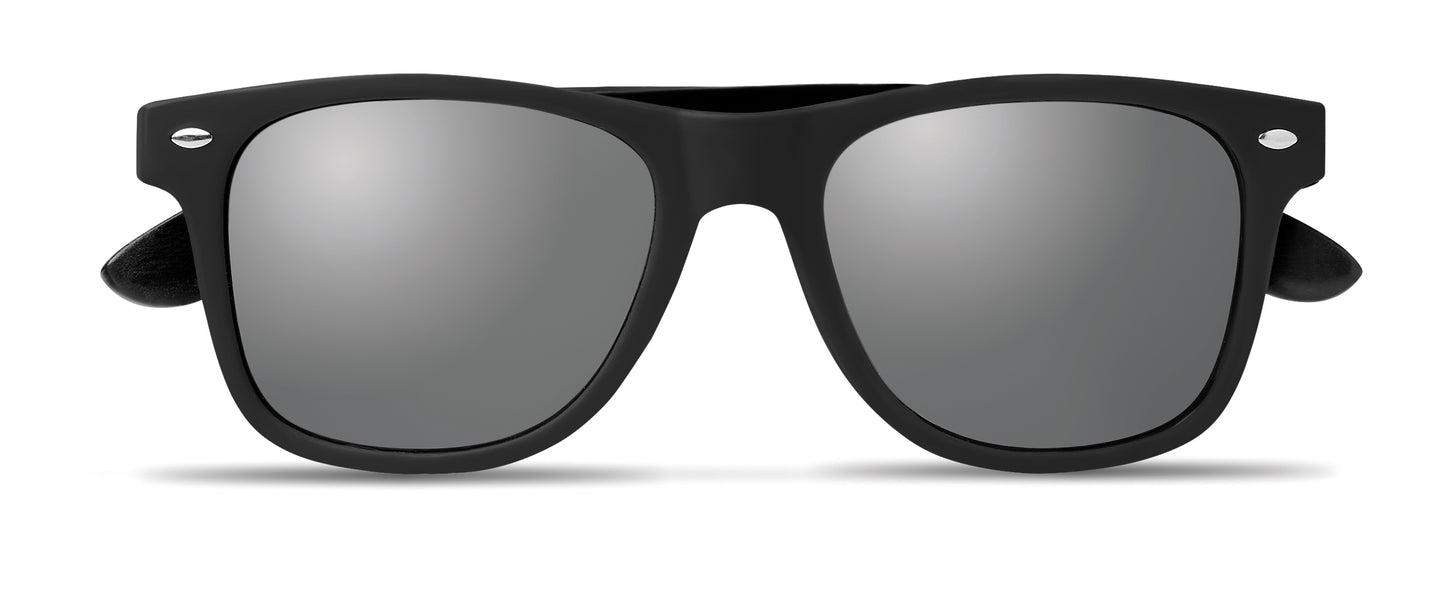 Sonnenbrille mit schwarz beschichteten Bügeln aus Bambus. Rundum verspiegelte Gläser. UV400-Schutz. Bambus