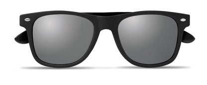 Sonnenbrille mit schwarz beschichteten Bügeln aus Bambus. Rundum verspiegelte Gläser. UV400-Schutz. Bambus