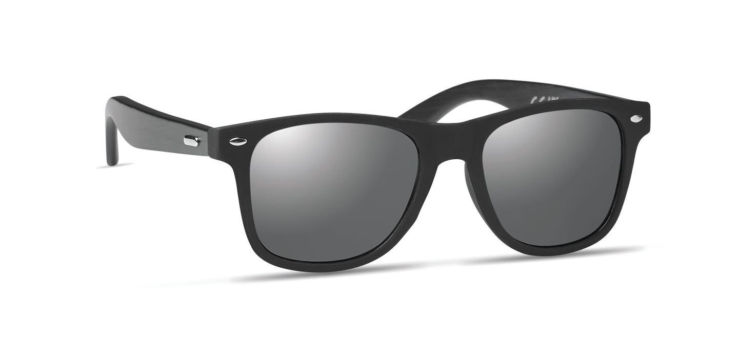 Sonnenbrille mit schwarz beschichteten Bügeln aus Bambus. Rundum verspiegelte Gläser. UV400-Schutz. Bambus