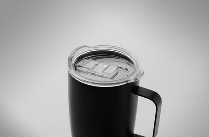 Becher aus doppelwandigem Edelstahl. Der Boden ist mit Kork abgesetzt. Schiebedeckel mit