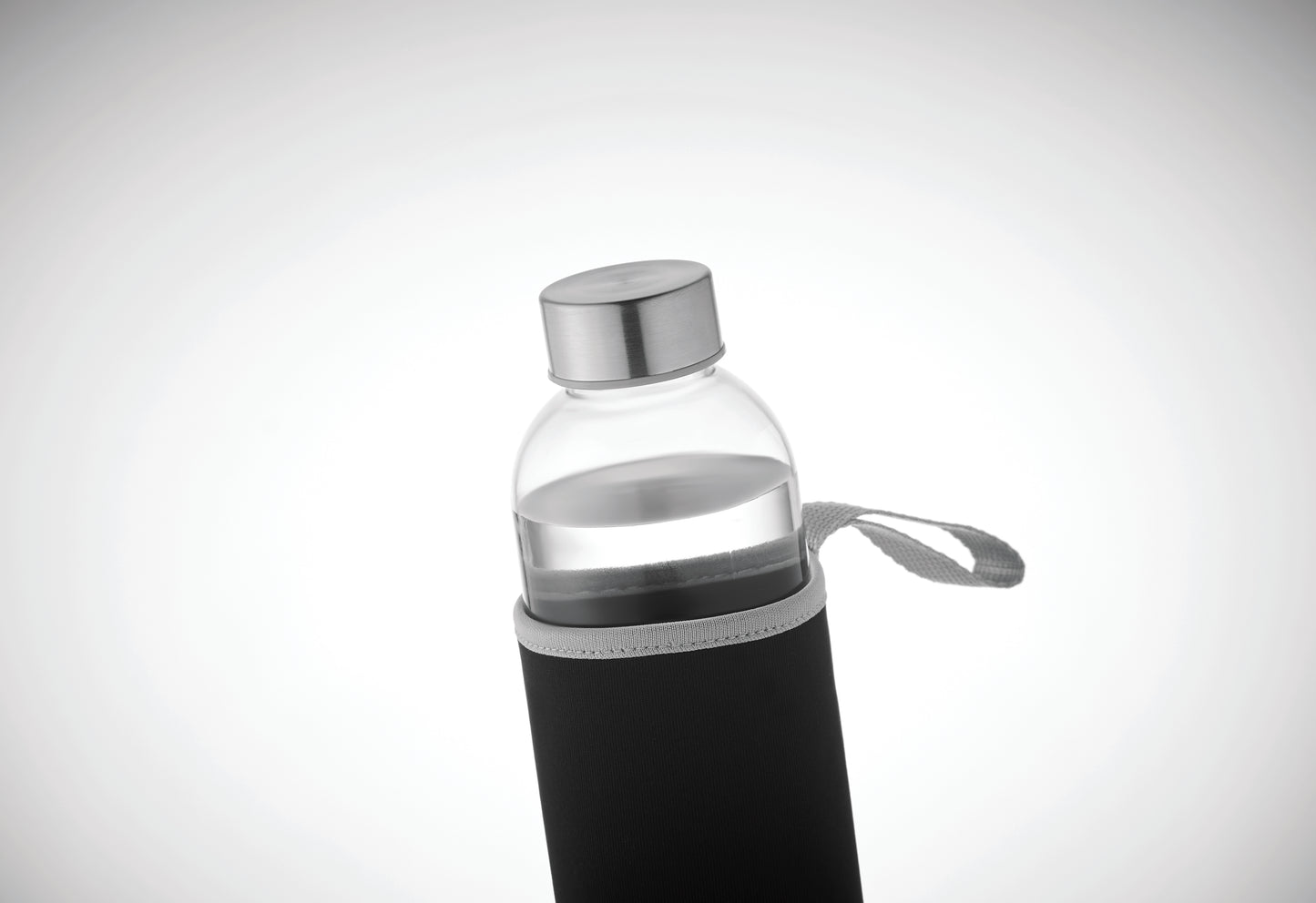 Trinkflasche aus Glas mit Neopren-Schutzhülle. Füllmenge: 750 ml. Nicht geeignet für kohlensäurehaltige