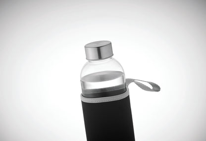 Trinkflasche aus Glas mit Neopren-Schutzhülle. Füllmenge: 750 ml. Nicht geeignet für kohlensäurehaltige