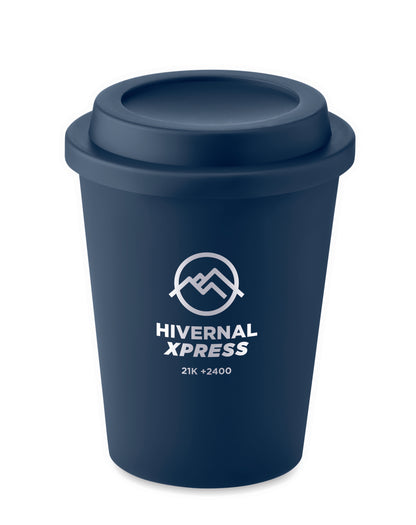 Doppelwandiger Becher aus PP mit Deckel. Füllmenge: 300 ml.