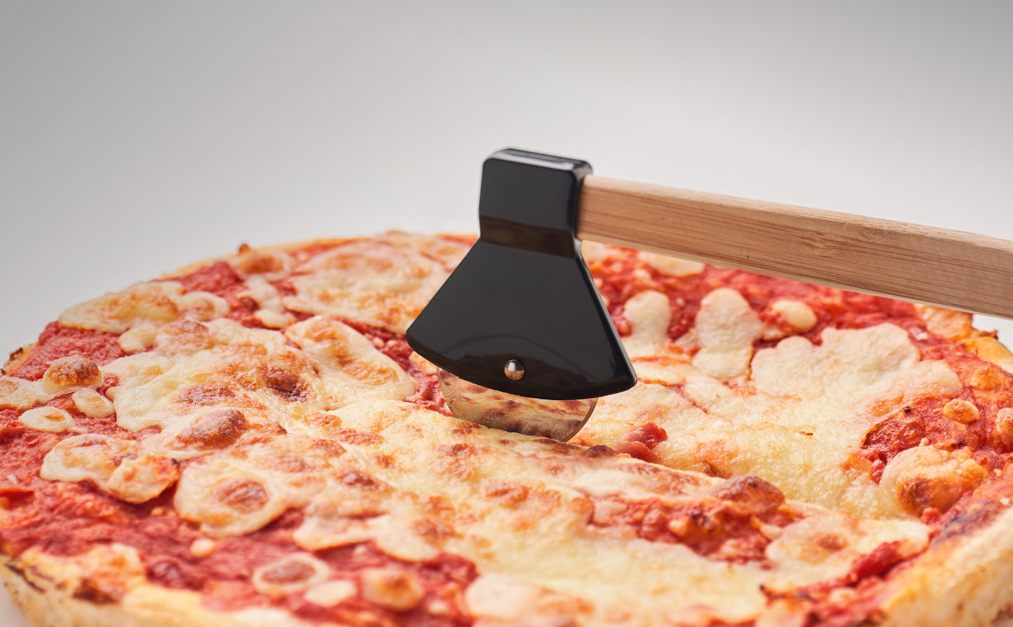 Pizzaschneider in Optik eines Beiles. Griff aus Bambus. Bambus ist ein natürliches