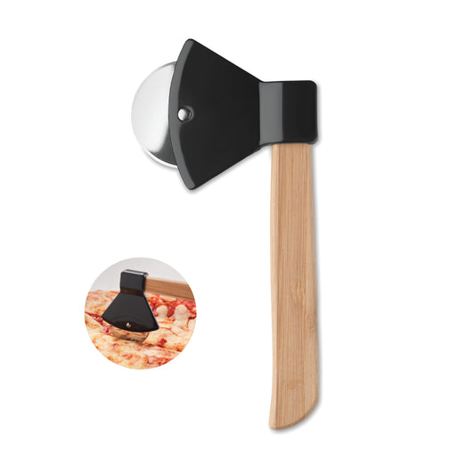 Pizzaschneider in Optik eines Beiles. Griff aus Bambus. Bambus ist ein natürliches