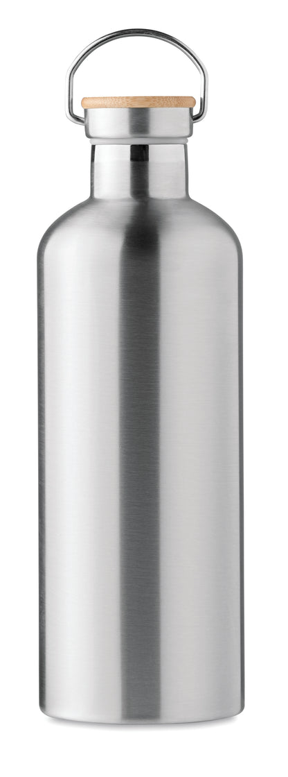 Doppelwandige Isolierflasche aus Edelstahl. Deckel aus Bambus mit Henkel. Füllmenge: 1500 ml.