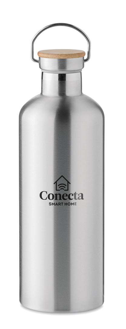 Doppelwandige Isolierflasche aus Edelstahl. Deckel aus Bambus mit Henkel. Füllmenge: 1500 ml.