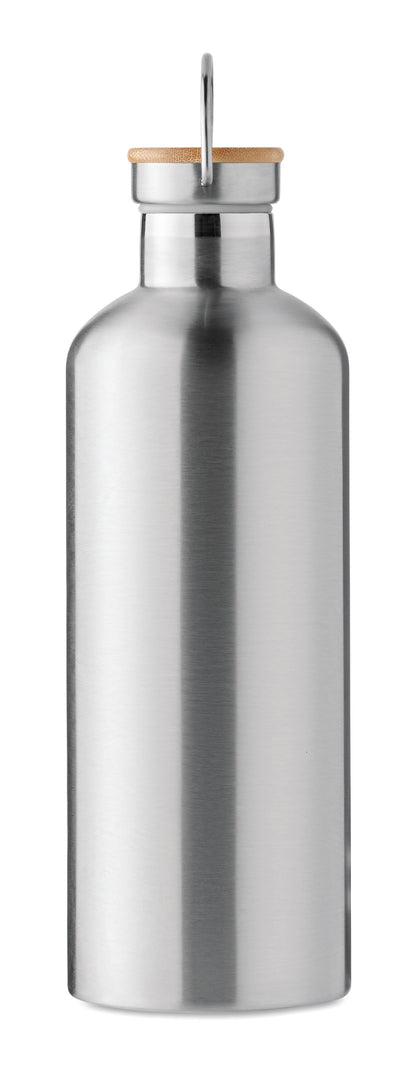 Doppelwandige Isolierflasche aus Edelstahl. Deckel aus Bambus mit Henkel. Füllmenge: 1500 ml.