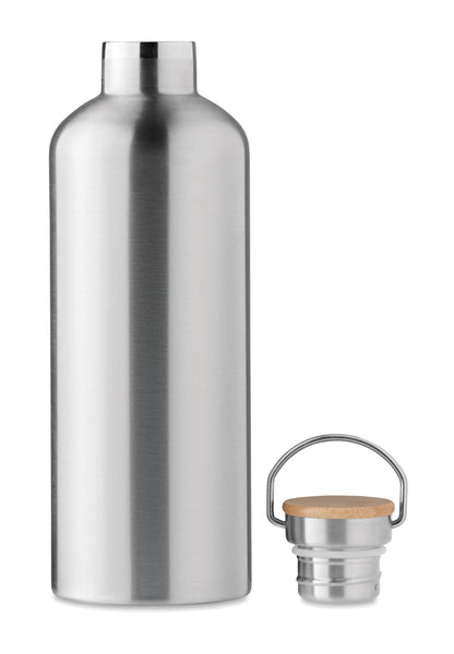 Doppelwandige Isolierflasche aus Edelstahl. Deckel aus Bambus mit Henkel. Füllmenge: 1500 ml.