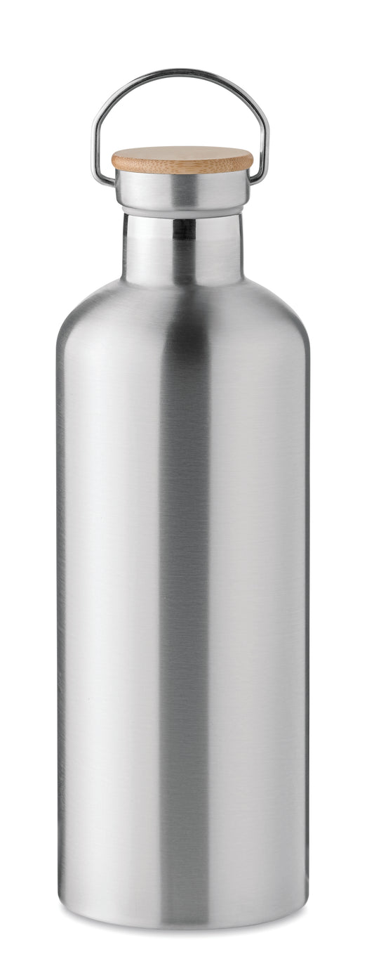 Doppelwandige Isolierflasche aus Edelstahl. Deckel aus Bambus mit Henkel. Füllmenge: 1500 ml.