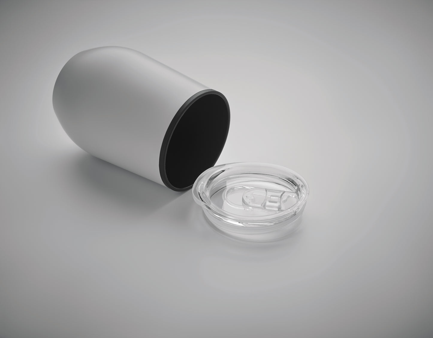 Doppelwandiger Trinkbecher aus Edelstahl mit PP-Innenseite und transparentem PS-Deckel. Füllmenge: 350 ml.