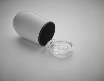 Doppelwandiger Trinkbecher aus Edelstahl mit PP-Innenseite und transparentem PS-Deckel. Füllmenge: 350 ml.
