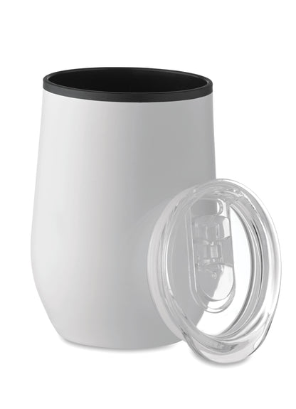 Doppelwandiger Trinkbecher aus Edelstahl mit PP-Innenseite und transparentem PS-Deckel. Füllmenge: 350 ml.