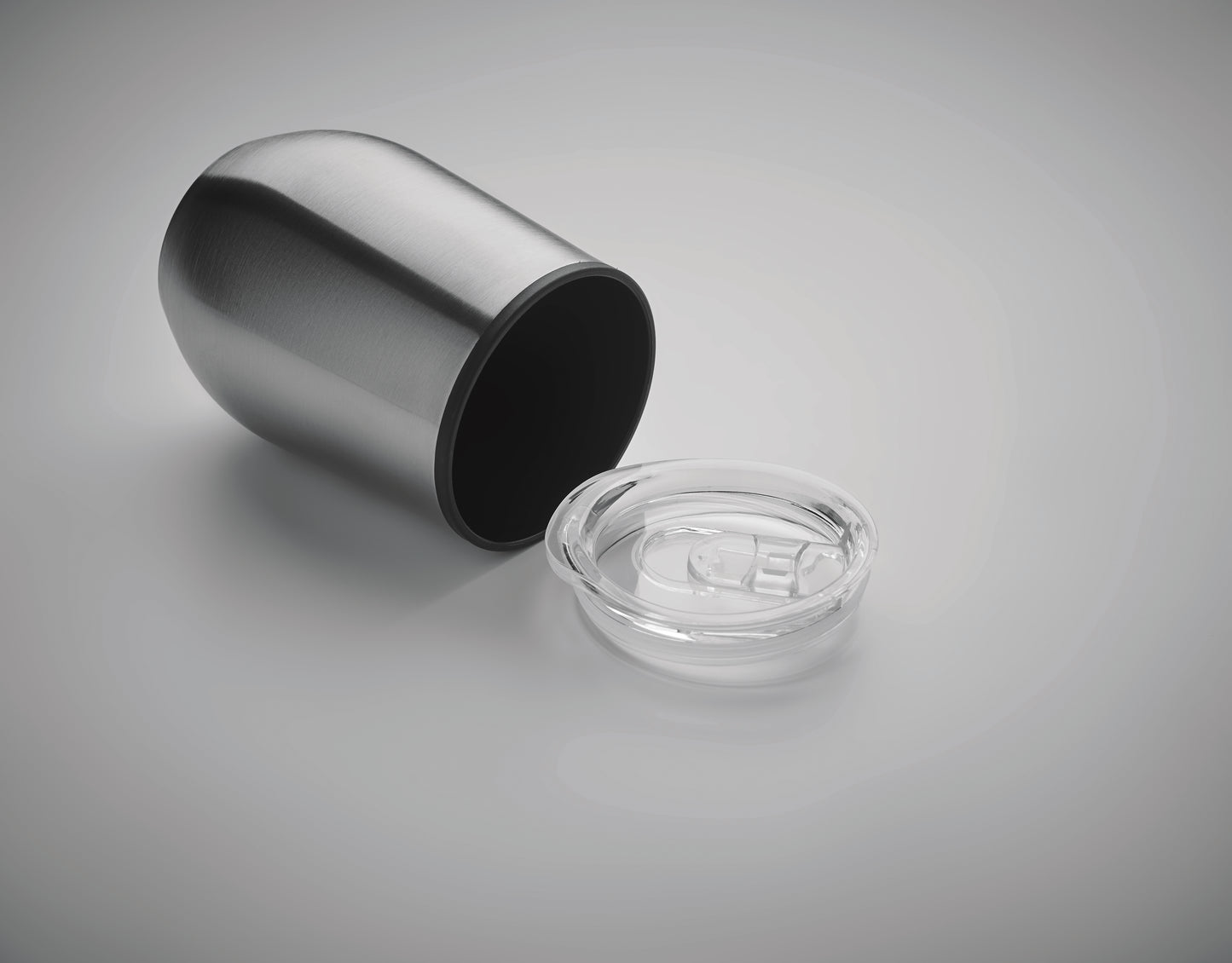 Doppelwandiger Trinkbecher aus Edelstahl mit PP-Innenseite und transparentem PS-Deckel. Füllmenge: 350 ml.