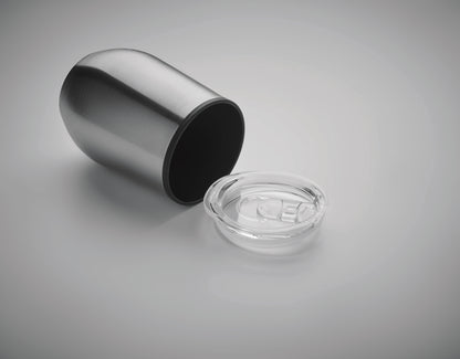Doppelwandiger Trinkbecher aus Edelstahl mit PP-Innenseite und transparentem PS-Deckel. Füllmenge: 350 ml.