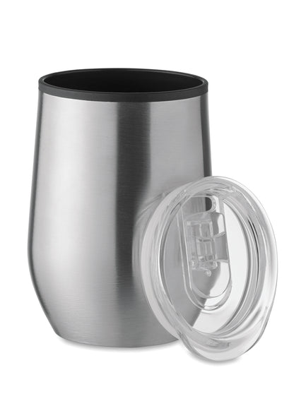 Doppelwandiger Trinkbecher aus Edelstahl mit PP-Innenseite und transparentem PS-Deckel. Füllmenge: 350 ml.