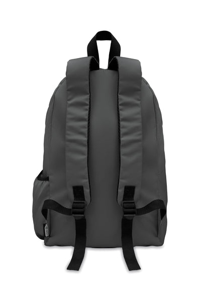 Rucksack mit Reißverschluss-Außentasche. Gepolsterter Rücken und seitliches Flaschenfach. 600D RPET-Polyester.