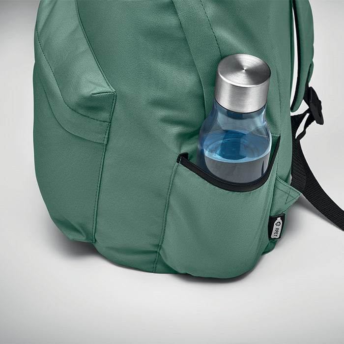 Rucksack mit Reißverschluss-Außentasche. Gepolsterter Rücken und seitliches Flaschenfach. 600D RPET-Polyester.