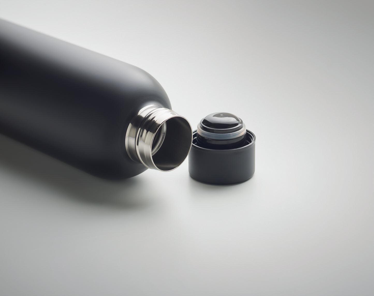 Doppelwandige Isolierflasche aus recyceltem Edelstahl. 90% recycelter Edelstahl und 10% Edelstahl. Füllmenge: