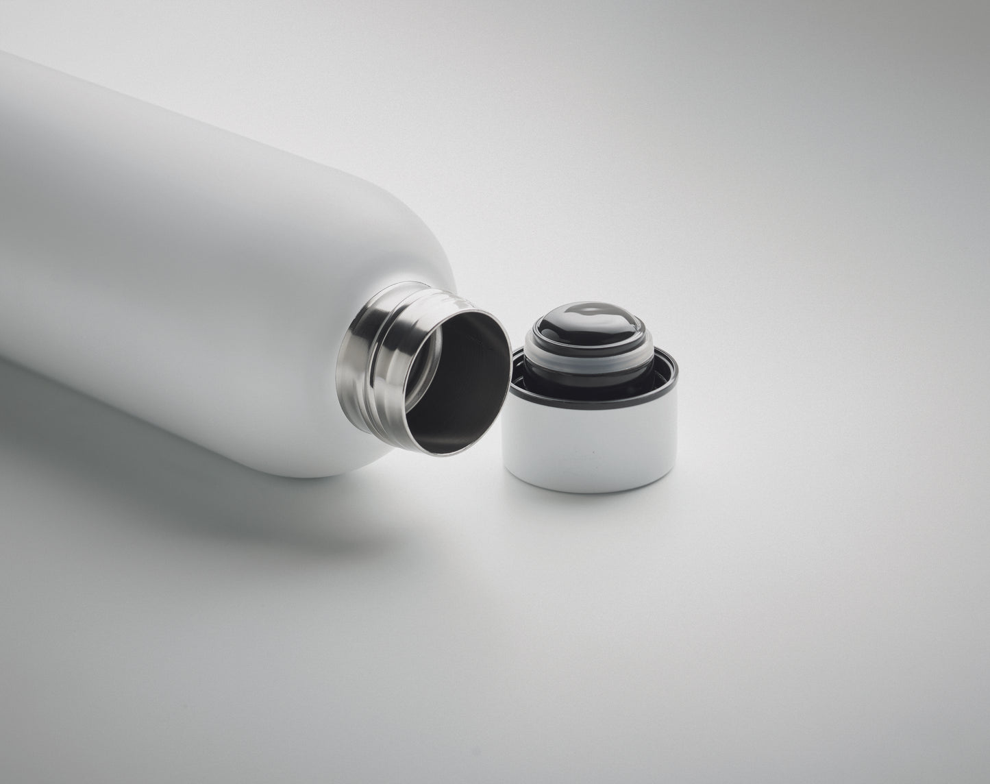 Doppelwandige Isolierflasche aus recyceltem Edelstahl. 90% recycelter Edelstahl und 10% Edelstahl. Füllmenge: