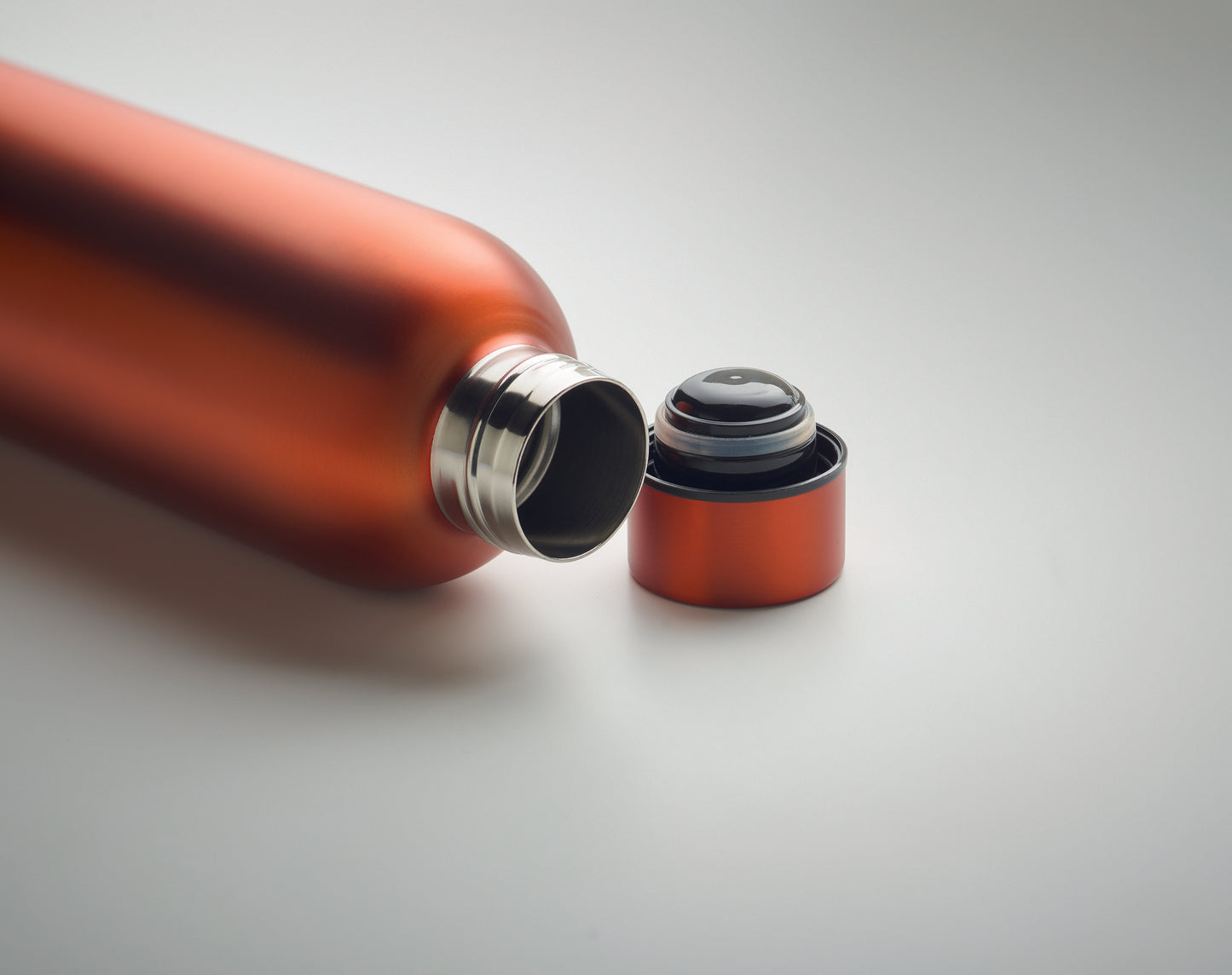 Doppelwandige Isolierflasche aus recyceltem Edelstahl. 90% recycelter Edelstahl und 10% Edelstahl. Füllmenge: