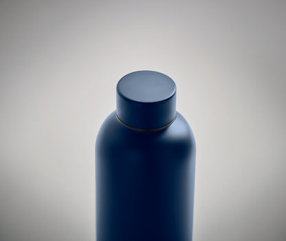 Doppelwandige Isolierflasche aus recyceltem Edelstahl. 90% recycelter Edelstahl und 10% Edelstahl. Füllmenge: