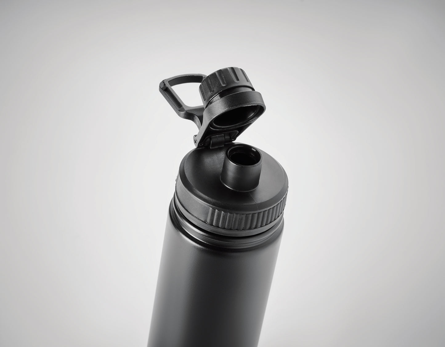 Doppelwandige Isolierflasche aus Edelstahl mit Trinkdeckel und Trageschlaufe. Füllmenge: 500 ml.