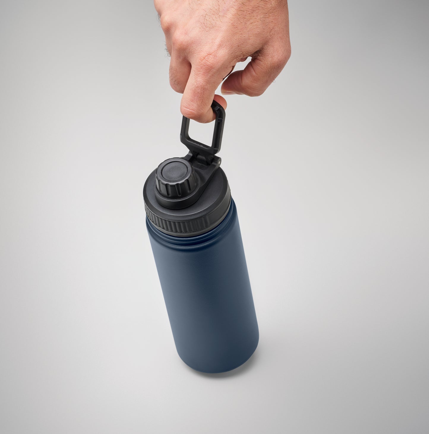 Doppelwandige Isolierflasche aus Edelstahl mit Trinkdeckel und Trageschlaufe. Füllmenge: 500 ml.