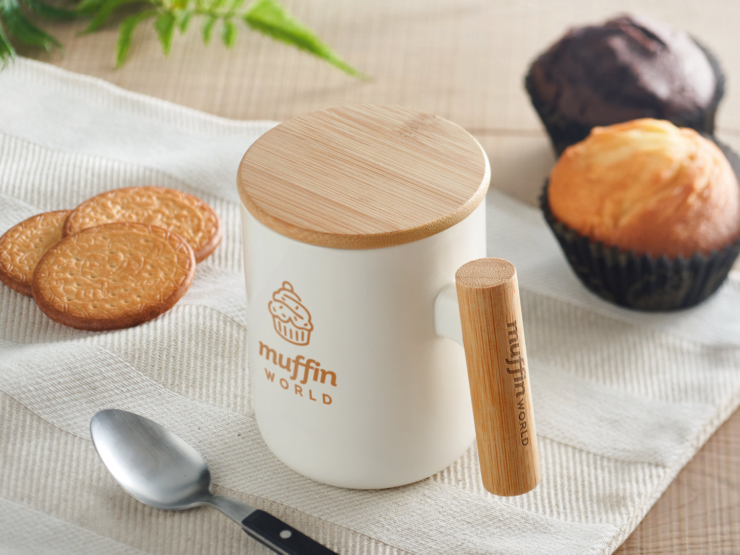Kaffeebecher aus Porzellan mit Deckel und Henkel aus Bambus. Füllmenge: 380 ml.