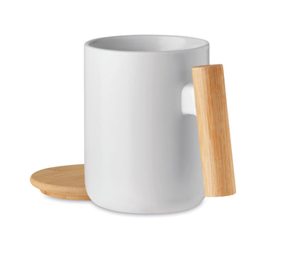 Kaffeebecher aus Porzellan mit Deckel und Henkel aus Bambus. Füllmenge: 380 ml.