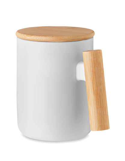 Kaffeebecher aus Porzellan mit Deckel und Henkel aus Bambus. Füllmenge: 380 ml.