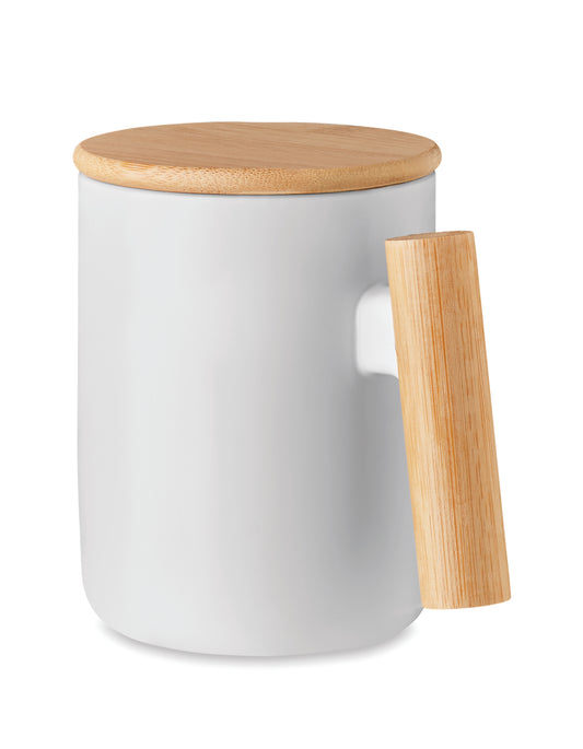 Kaffeebecher aus Porzellan mit Deckel und Henkel aus Bambus. Füllmenge: 380 ml.