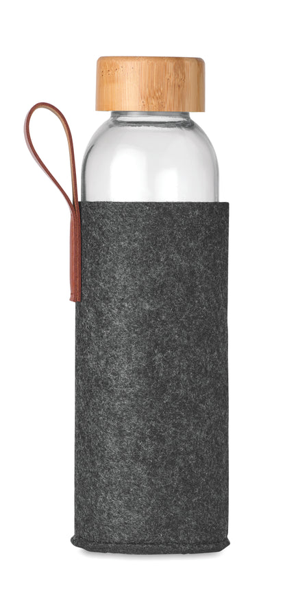 Trinkflasche aus Glas mit RPET-Filz -Schutzhülle. Deckel aus Bambus und PU-Schlaufe. Füllmenge: