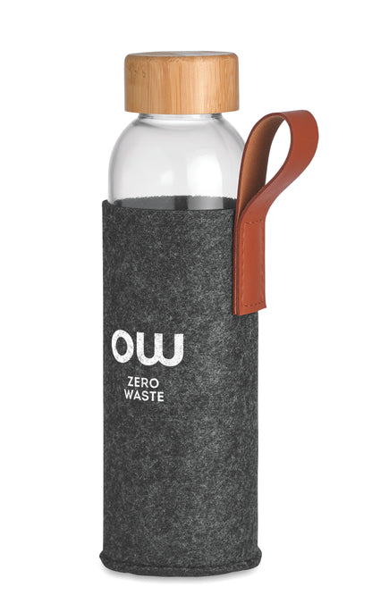 Trinkflasche aus Glas mit RPET-Filz -Schutzhülle. Deckel aus Bambus und PU-Schlaufe. Füllmenge: