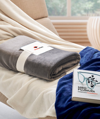 RPET-Flanell Fleece-Decke 280g/m². Inkl. Band mit bedruckbarer Karte.