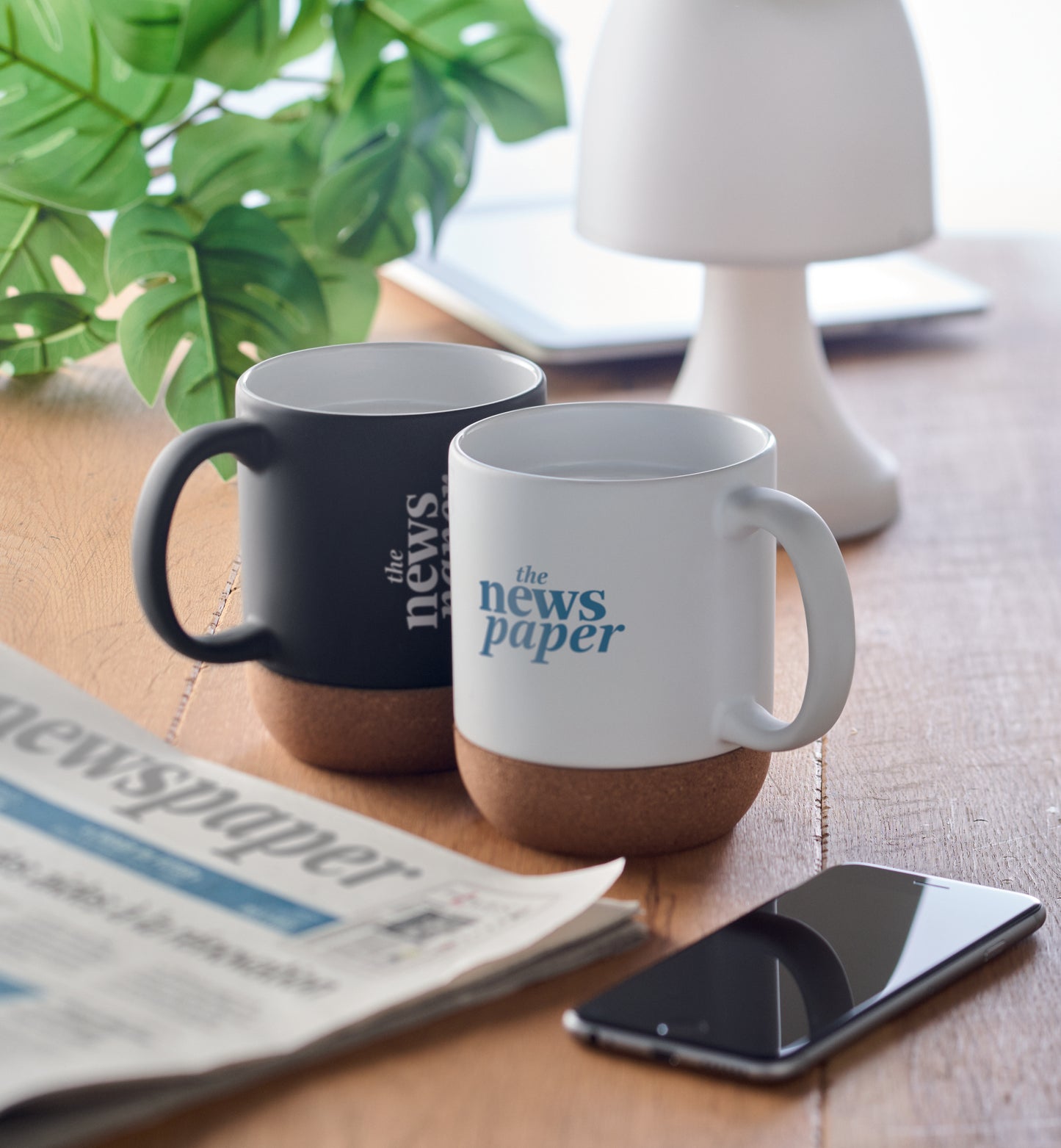 Kaffeebecher aus matter Keramik. Der Boden ist mit Kork abgesetzt. Füllmenge: 300