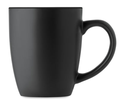 Schwarzer Kaffeebecher aus matter Keramik. Glänzende farbige Innenseite. Füllmenge: 290 ml. Mit