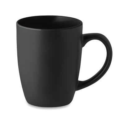 Schwarzer Kaffeebecher aus matter Keramik. Glänzende farbige Innenseite. Füllmenge: 290 ml. Mit
